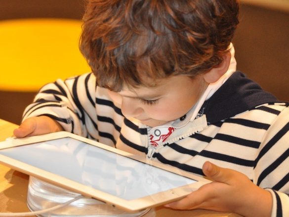 Cómo cuidar la salud visual de los niños frente a las pantallas