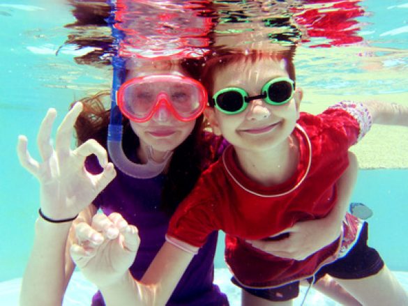 ¿Cómo evitar infecciones y alergias en los ojos durante las vacaciones?