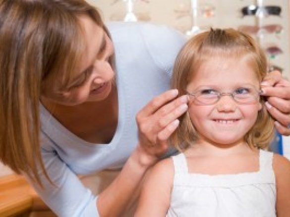 ¿Tu hijo necesita lentes? Consejos para escogerlos