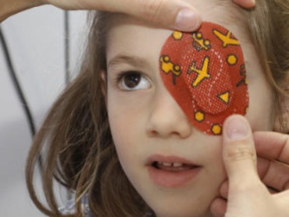 ¿Por qué se pone parche en un ojo ?