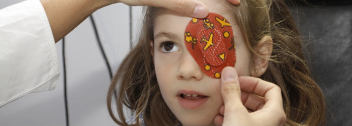 ¿Por qué se pone parche en un ojo ?