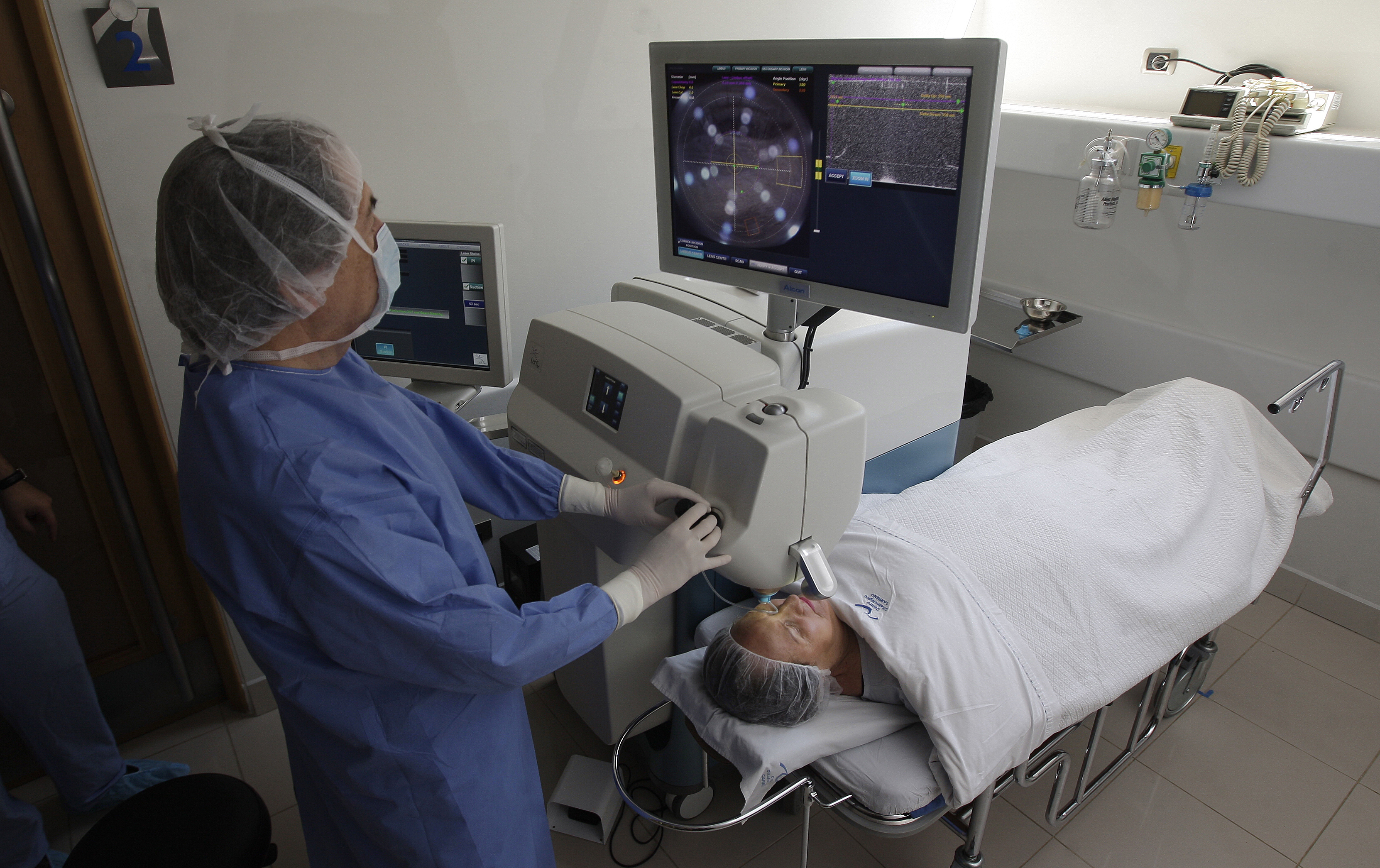 ¿Cuándo utilizamos el láser femtosegundo en la cirugía de cataratas?