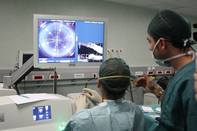¿Cuándo utilizamos el láser femtosegundos en la cirugía de cataratas ?