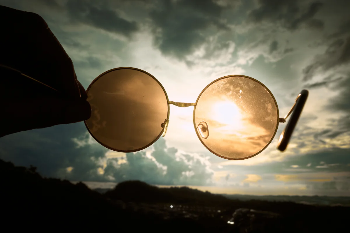 ¿Cómo Protegen tus Ojos las Gafas de Sol en Días Nublados?